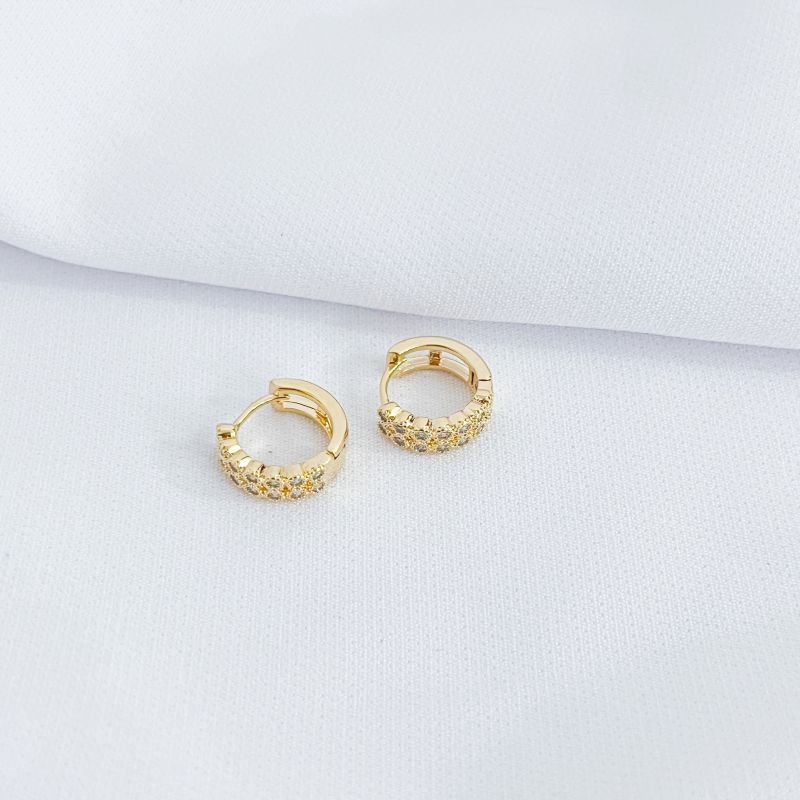 BRINCO ARGOLA COM 14 ZIRCONIAS EM OURO 18K