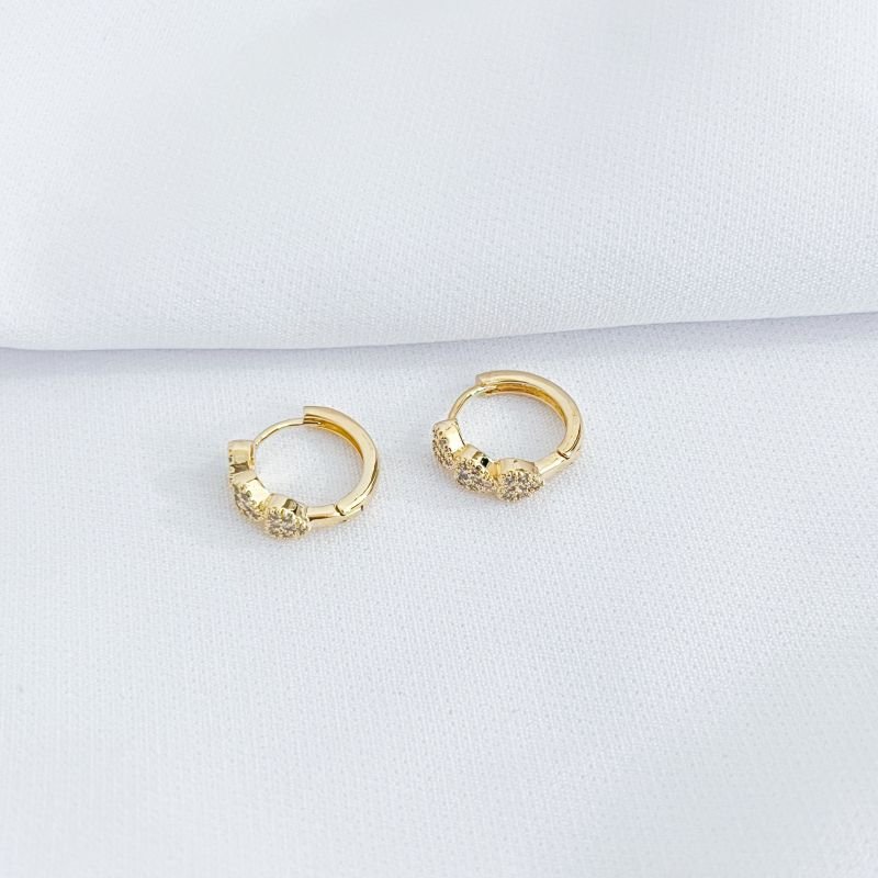 BRINCO ARGOLA COM CORAÇÕES CRAVEJADAS EM OURO 18K