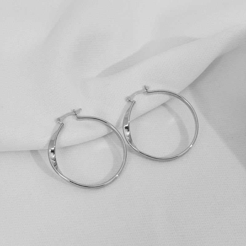 BRINCO ARGOLA COM DETALHE AMASSADO EM RÓDIO BRANCO