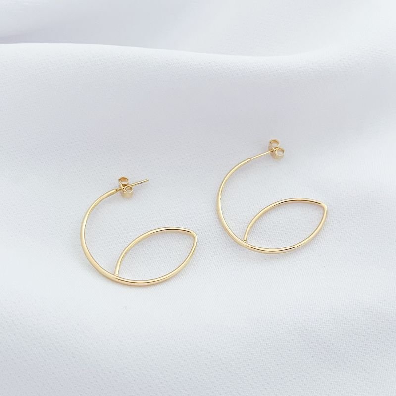 BRINCO ARGOLA COM DETALHE CURVADO EM OURO 18K