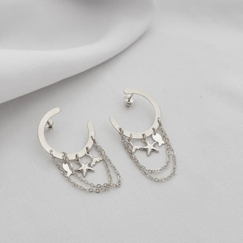 BRINCO ARGOLA COM ELEMENTOS MAR E CORRENTES EM RÓDIO BRANCO