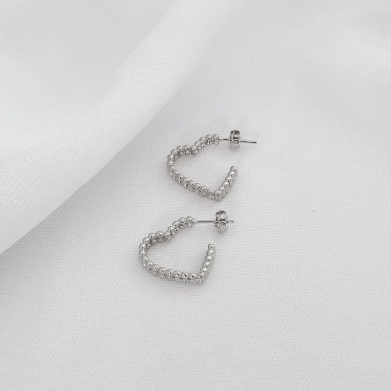 BRINCO ARGOLA CORAÇÃO BOLINHAS EM RÓDIO BRANCO