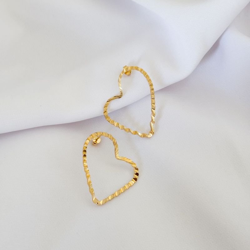 BRINCO ARGOLA CORAÇÃO TORTO EM OURO 18K