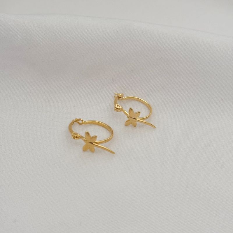 BRINCO ARGOLA DE TRAVA COM DETALHE DE LIBELULA EM OURO 18K