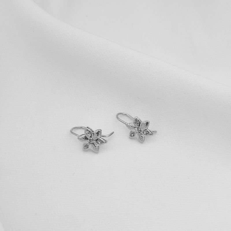 BRINCO ARGOLA DETALHE FLOR EM RÓDIO BRANCO