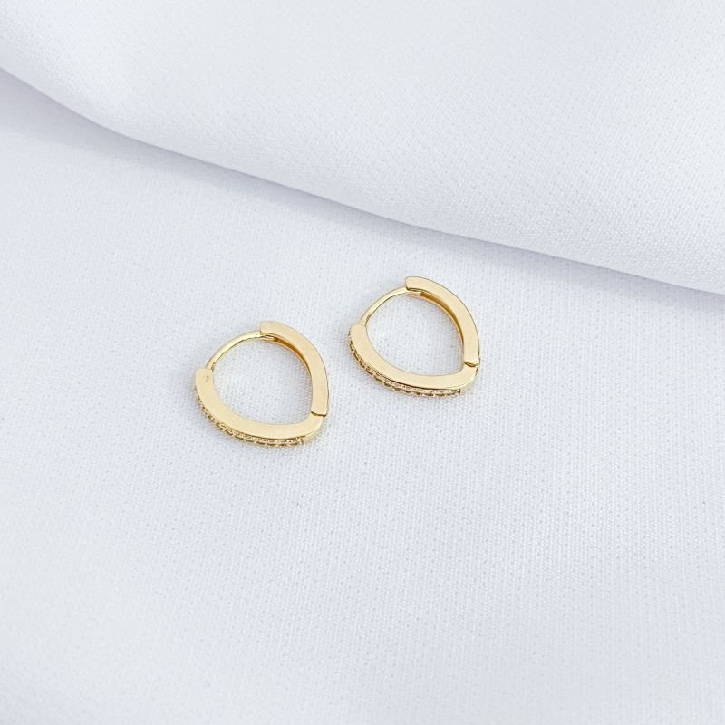 BRINCO ARGOLA FORMATO GOTA CRAVEJADA EM OURO 18K