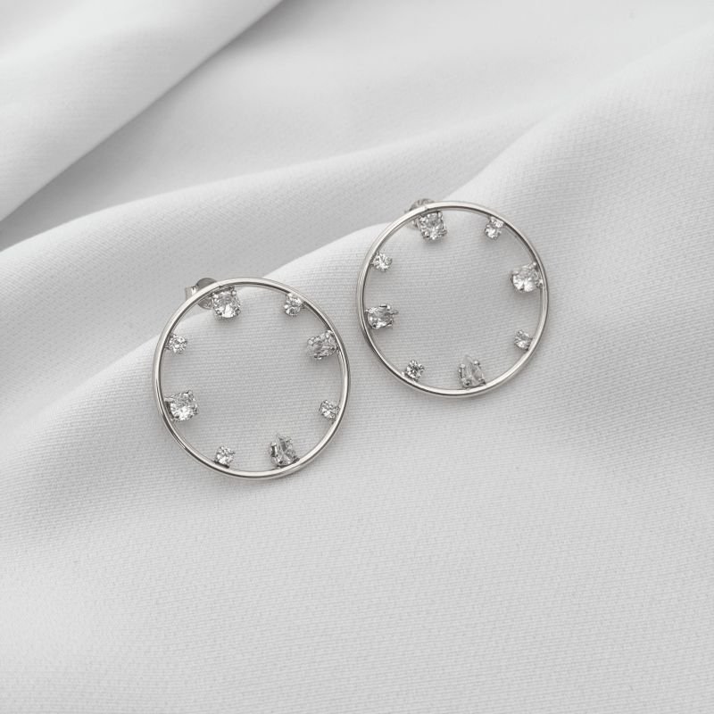 BRINCO ARGOLA FRONTAL COM ZIRCONIAS EM RÓDIO BRANCO