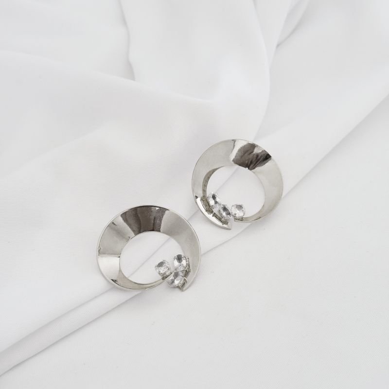 BRINCO ARGOLA FRONTAL LISA COM ZIRCONIA EM RÓDIO BRANCO