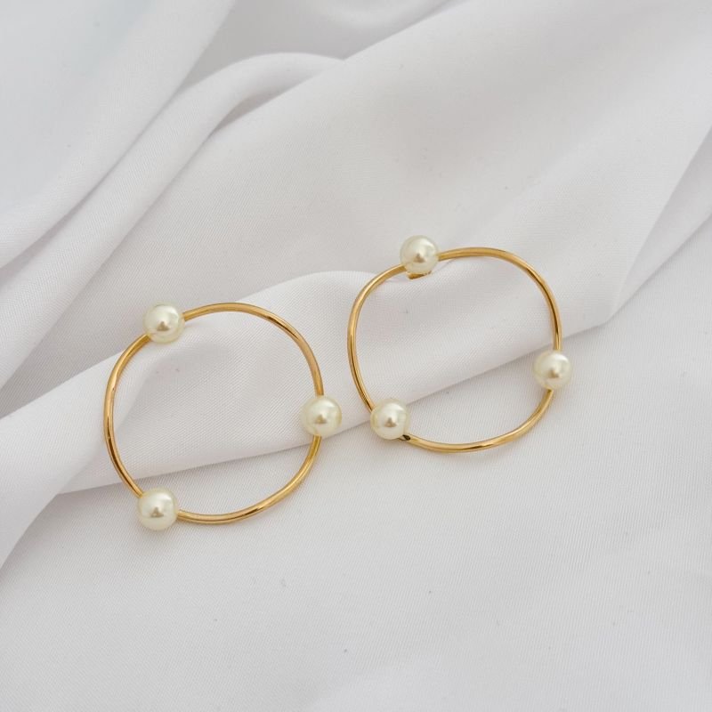 BRINCO ARGOLA FRONTAL ONDULADO COM PEROLA EM OURO 18K