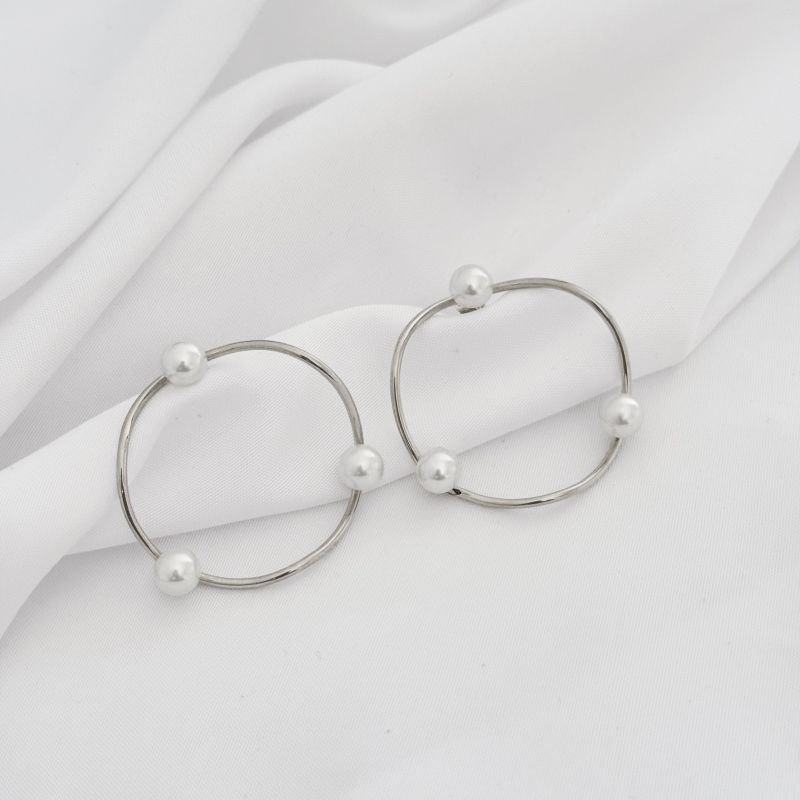 BRINCO ARGOLA FRONTAL ONDULADO COM PEROLA EM RÓDIO BRANCO