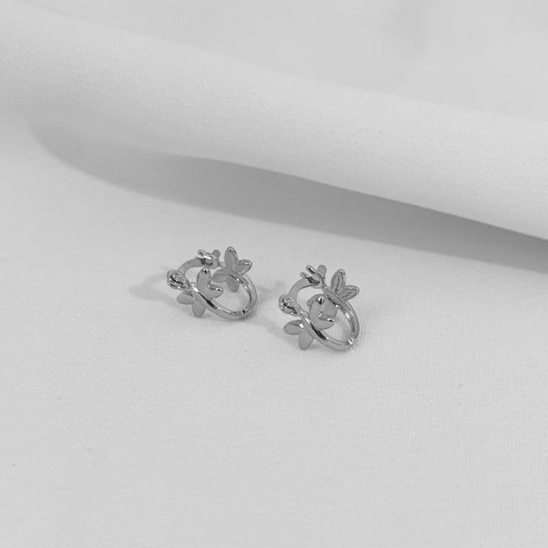 BRINCO ARGOLA LIBELULA EM RÓDIO BRANCO