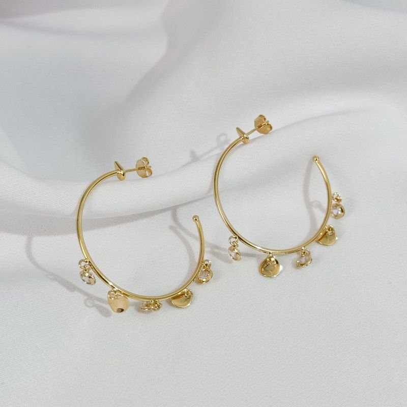 BRINCO ARGOLA LISA COM MEDALHAS E PONTO DE LUZ EM OURO 18K