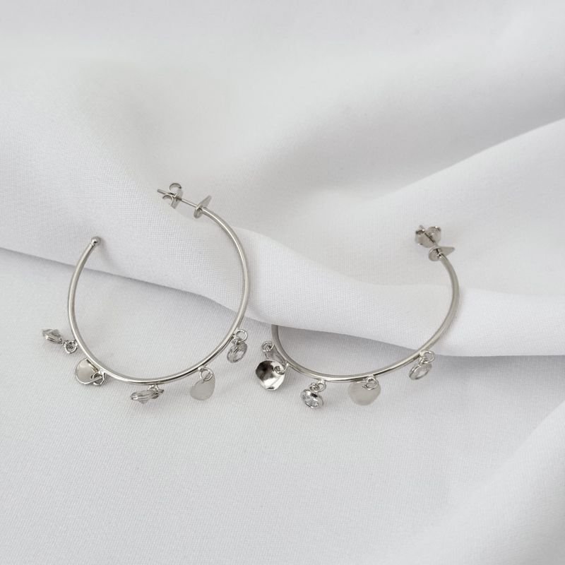 BRINCO ARGOLA LISA COM MEDALHAS E PONTO DE LUZ EM RÓDIO BRANCO