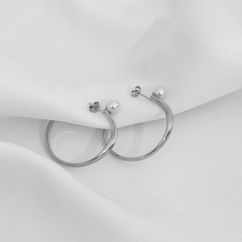 BRINCO ARGOLA LISA COM PEROLA EM RÓDIO BRANCO