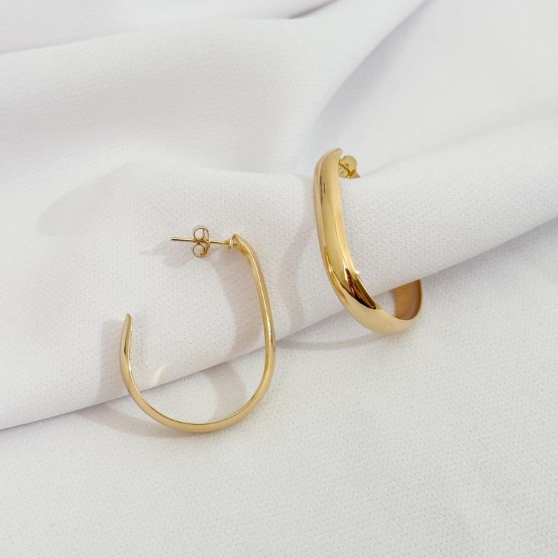 BRINCO ARGOLA LISA EM J EM OURO 18K