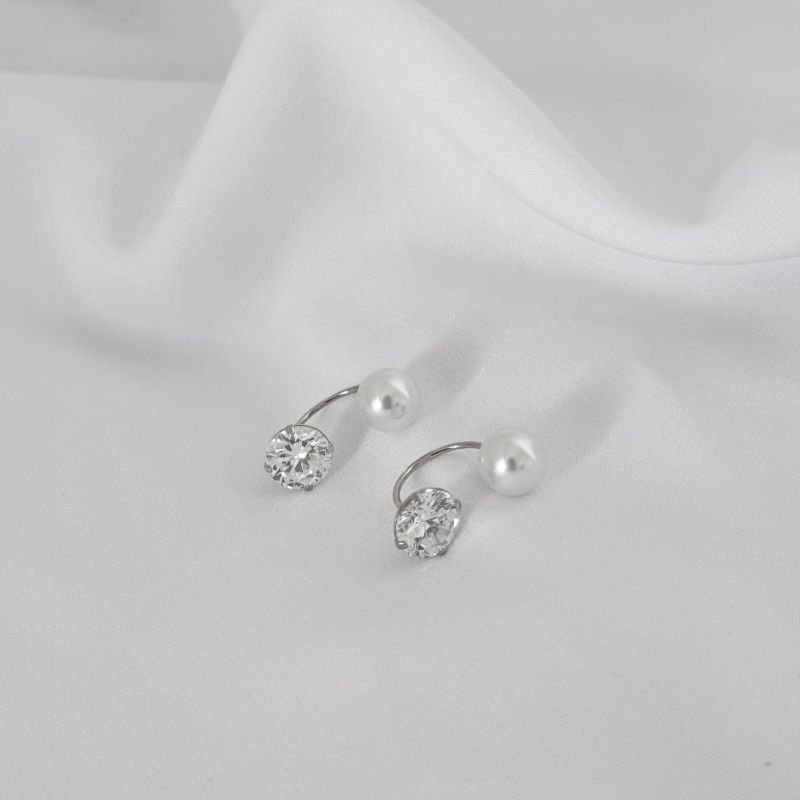 BRINCO ARGOLA PASSANTE COM ZIRCONIA E TARRAXA DIOR EM RÓDIO BRANCO