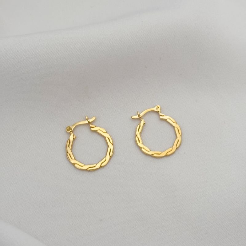 BRINCO ARGOLA PEQUENA TRABALHADA EM OURO 18K