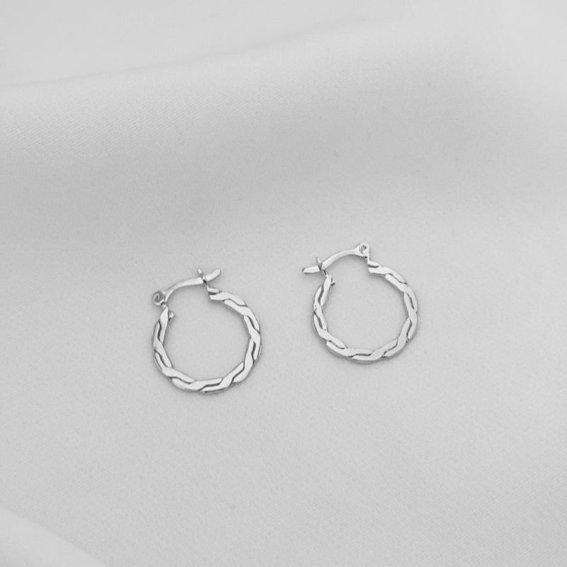 BRINCO ARGOLA PEQUENA TRABALHADA EM RÓDIO BRANCO