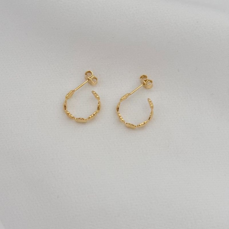 BRINCO ARGOLA PINO COM DETALHES CORAÇÃO NO FIO EM OURO 18K
