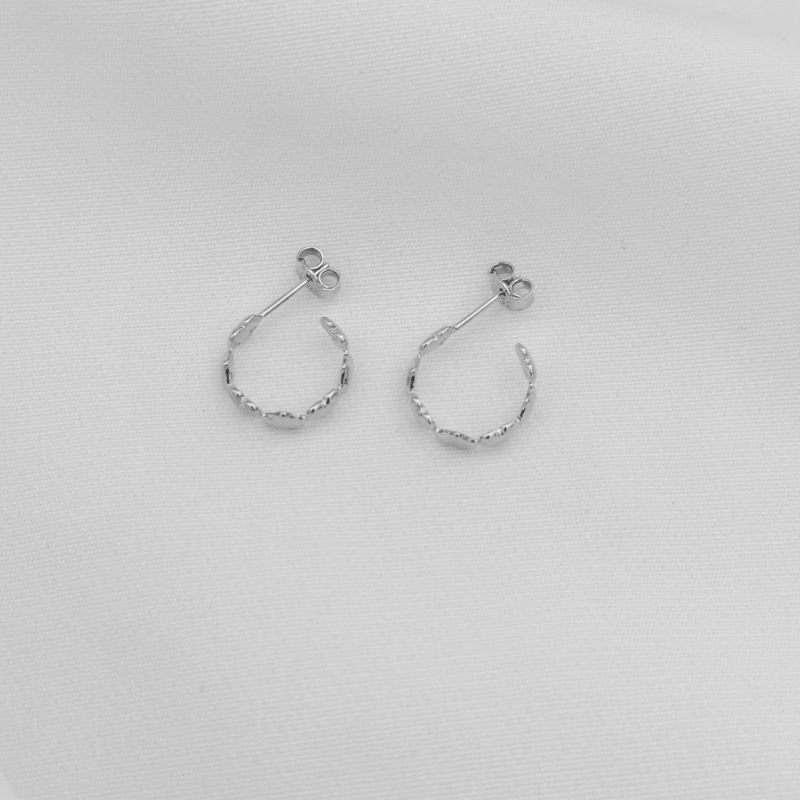 BRINCO ARGOLA PINO COM DETALHES CORAÇÃO NO FIO EM RÓDIO BRANCO