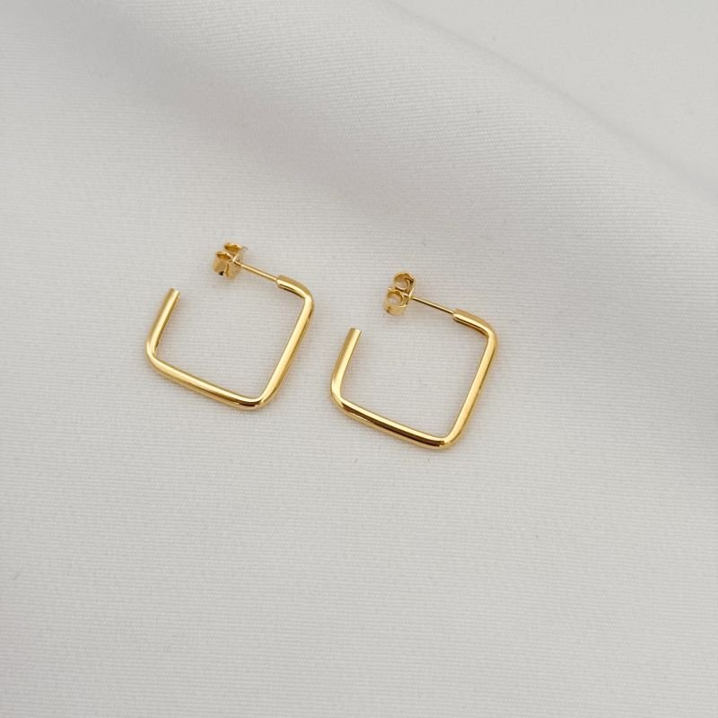 BRINCO ARGOLA QUADRADA EM OURO 18K