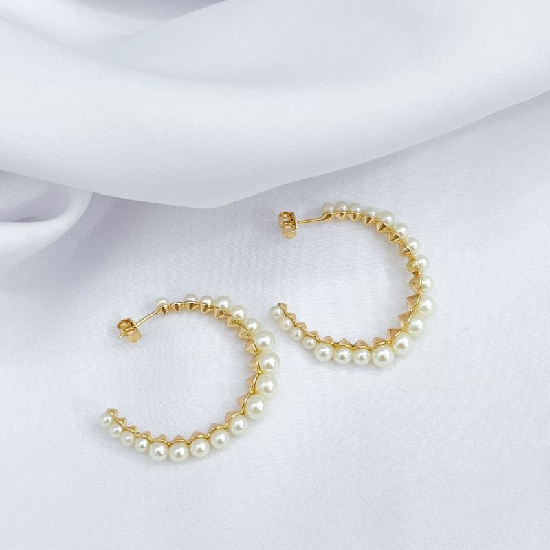 BRINCO ARGOLA SPIKES COM PEROLAS 3,5CM EM OURO 18K
