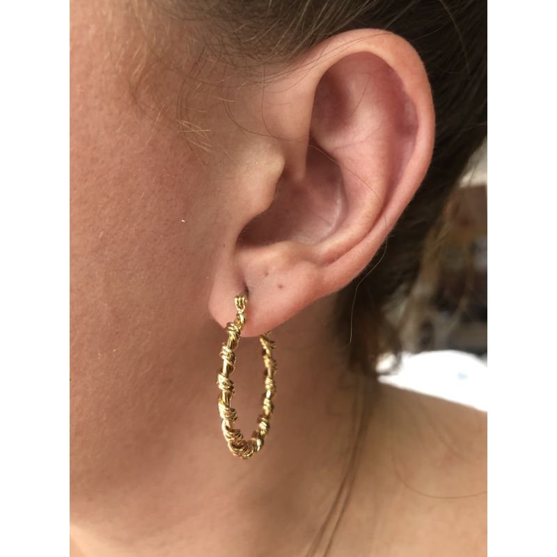 BRINCO ARGOLA TRABALHADA COM FECHO TRAVA EM OURO 18K