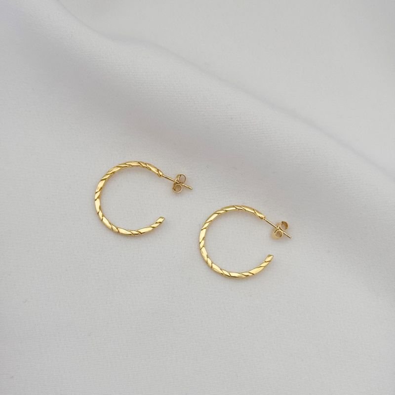 BRINCO ARGOLA TRABALHADA COM PINO EM OURO 18K