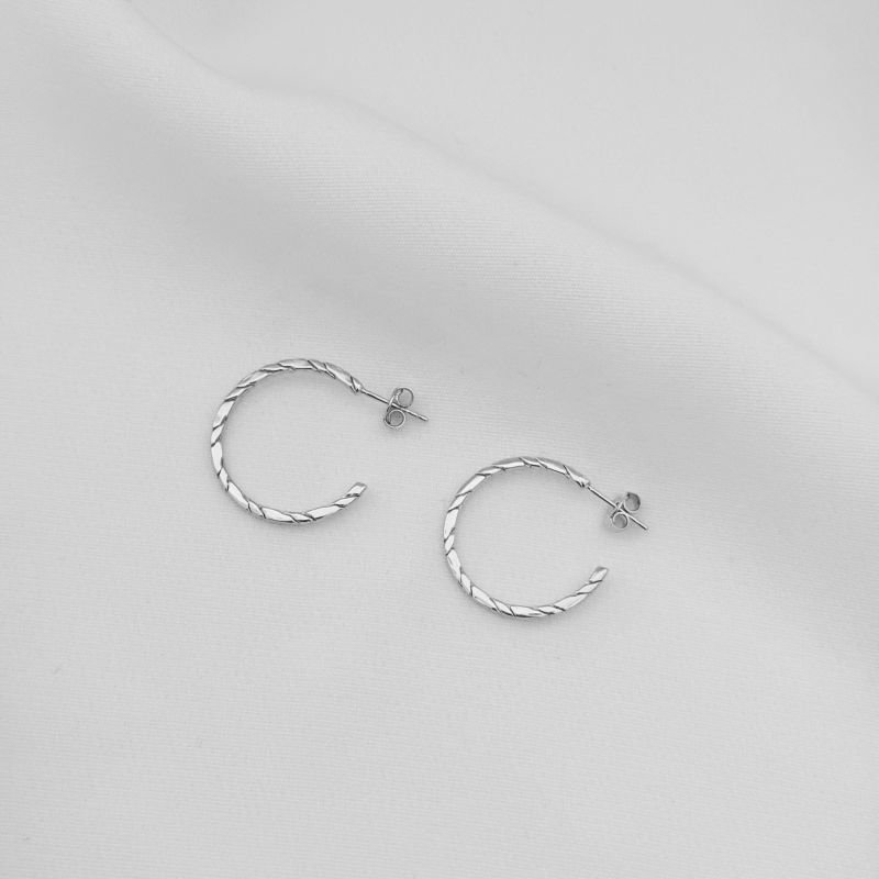 BRINCO ARGOLA TRABALHADA COM PINO EM RÓDIO BRANCO