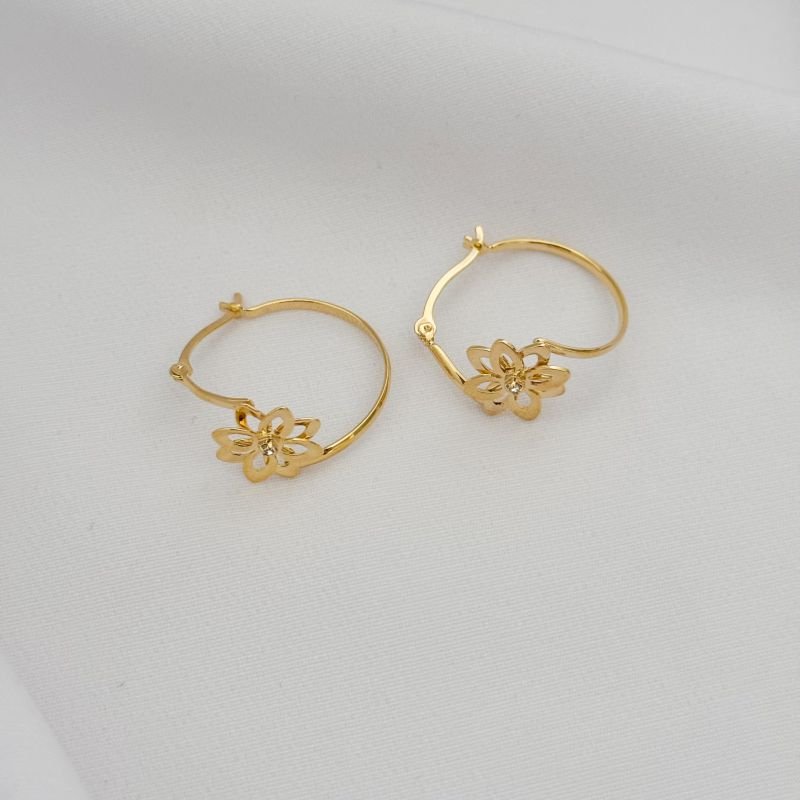 BRINCO ARGOLA TRAVA COM DETALHE FLOR VAZADA EM OURO 18K