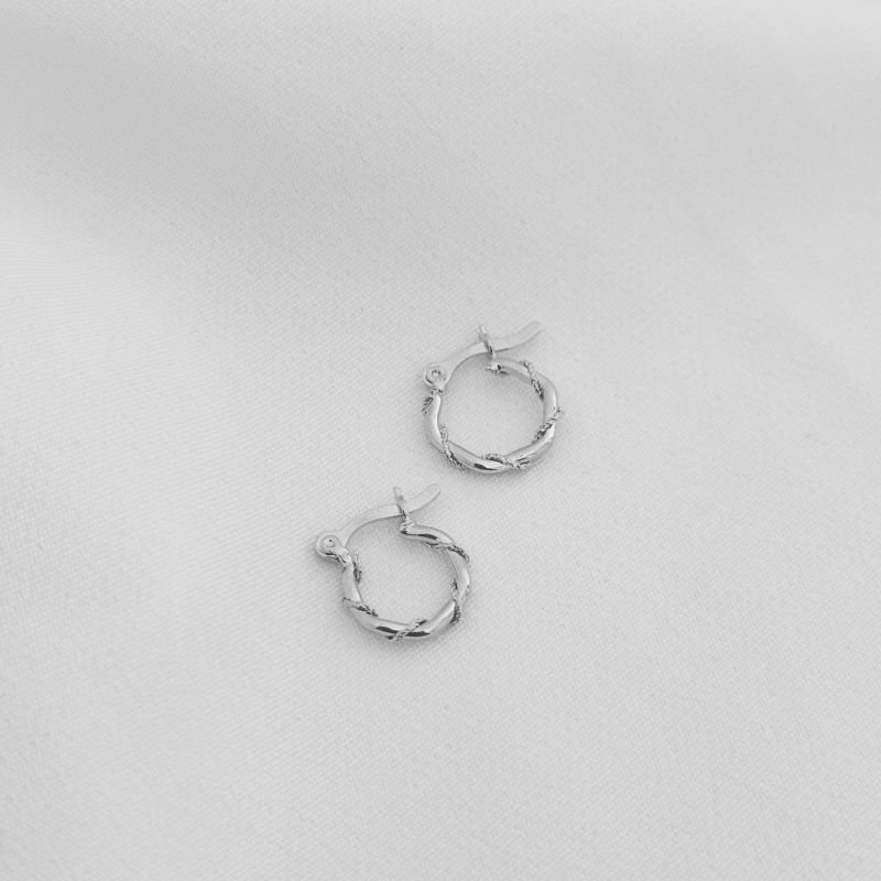 BRINCO ARGOLA TRAVA FIO ENROLADO EM RÓDIO BRANCO