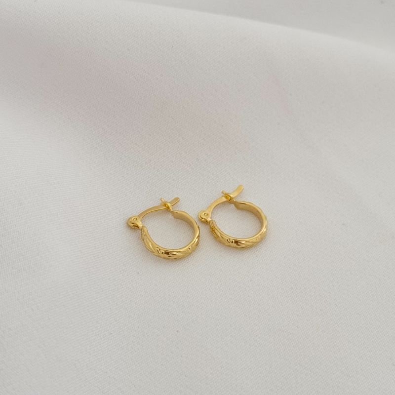 BRINCO ARGOLA TRAVA TRABALHADO EM OURO 18K