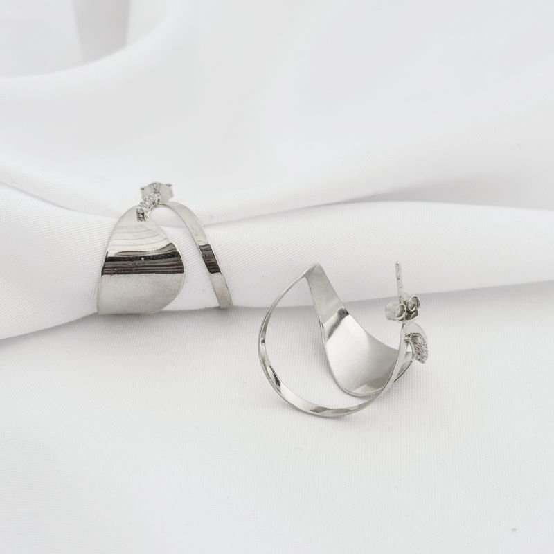 BRINCO ARGOLA VAZADA DETALHADO COM ZIRCONIA EM RÓDIO BRANCO