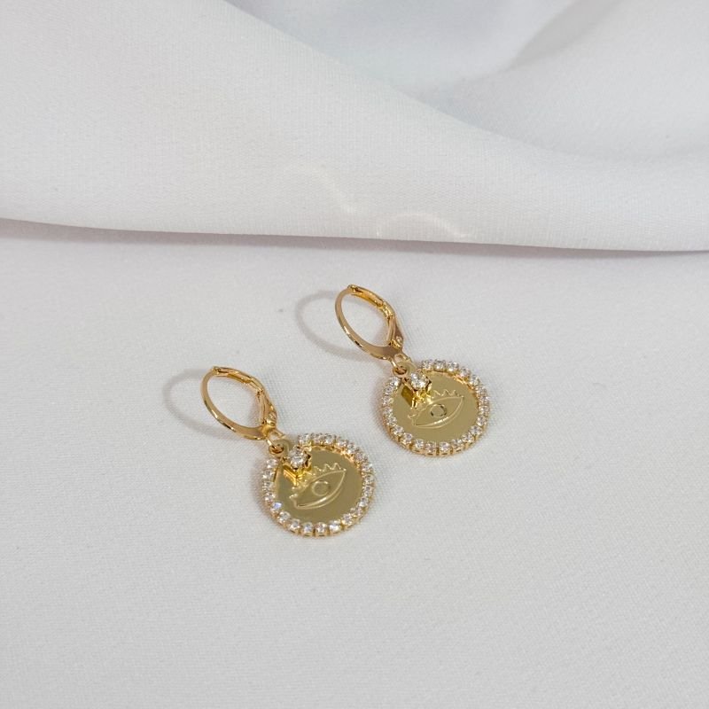 BRINCO ARITICULADO MEDALHA CRAVEJADA E OLHO GREGO EM OURO 18K