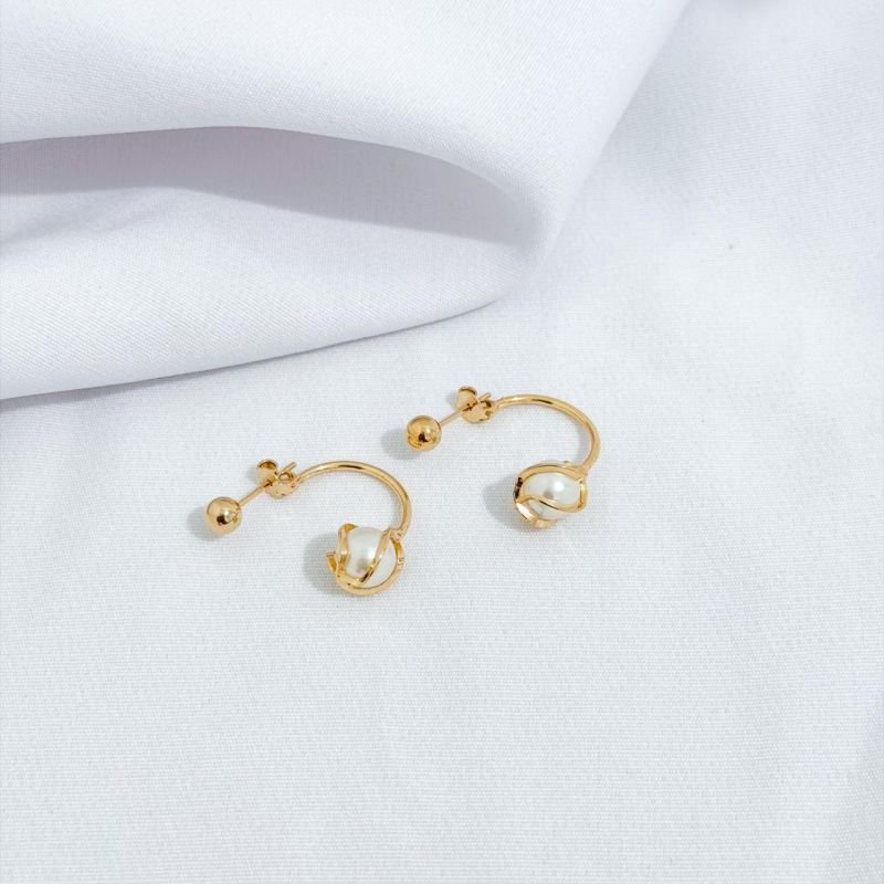 BRINCO ARO COM BOLINHA E PEROLA TRABALHADA EM OURO 18K