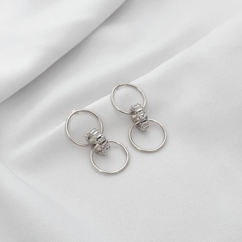 BRINCO ARO DUPLO COM BAGUETES ZIRCONIA EM RÓDIO BRANCO