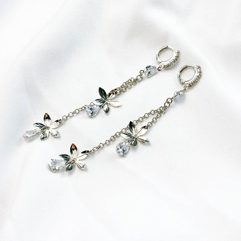 BRINCO ARTICULADO CASCATA COM FLORES E GOTAS EM RÓDIO BRANCO