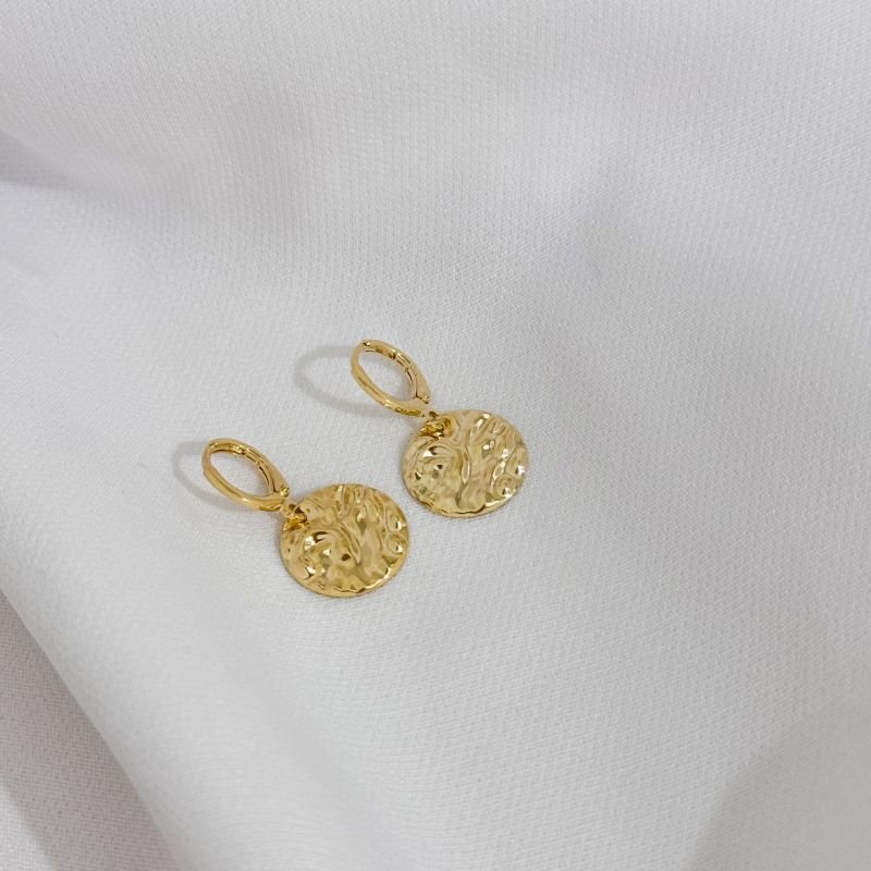 BRINCO ARTICULADO COM CHAPA REDONDA ORGANICA EM OURO 18K