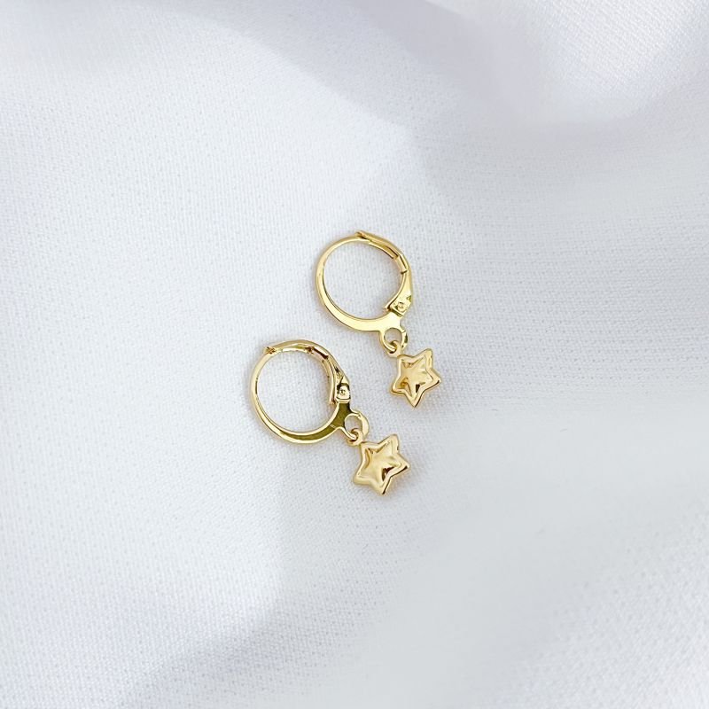 BRINCO ARTICULADO COM ESTRELA BORDA TRABALHADA EM OURO 18K