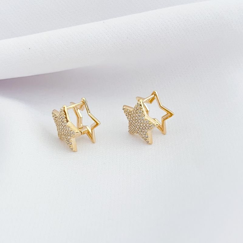 BRINCO ARTICULADO COM ESTRELA CRAVEJADA EM OURO 18K