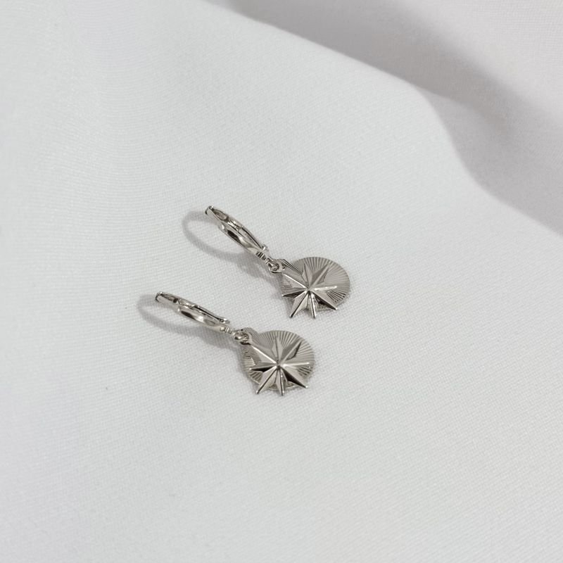BRINCO ARTICULADO COM MEDALHA DIAMANTADA E ESTRELA EM RÓDIO BRANCO