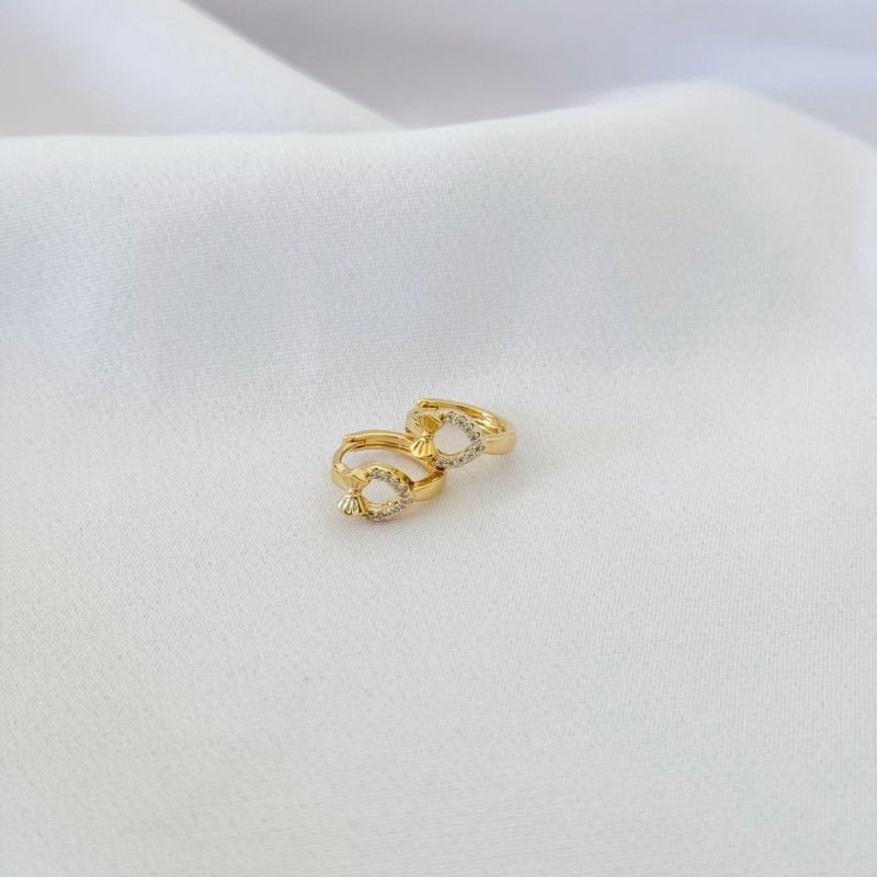 BRINCO ARTICULADO CORAÇAO LACO CRAVEJADO EM OURO 18K