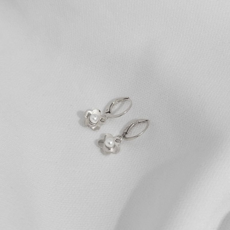 BRINCO ARTICULADO DE FLOR COM MIOLO PEROLA EM RÓDIO BRANCO