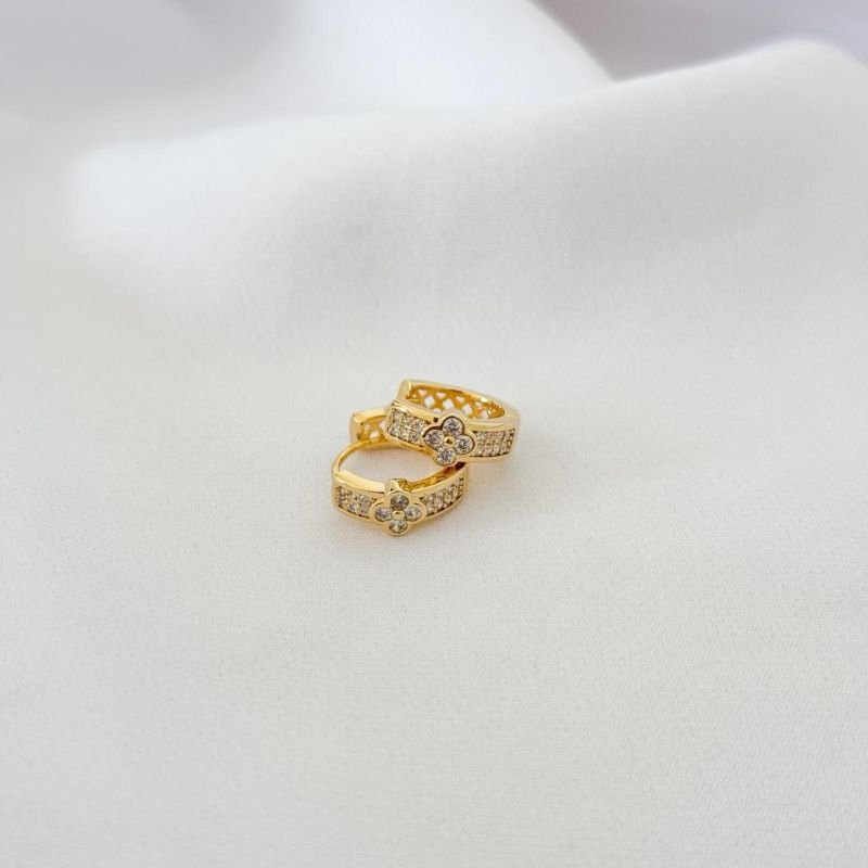 BRINCO ARTICULADO MINI TREVO CRAVEJADO EM OURO 18K