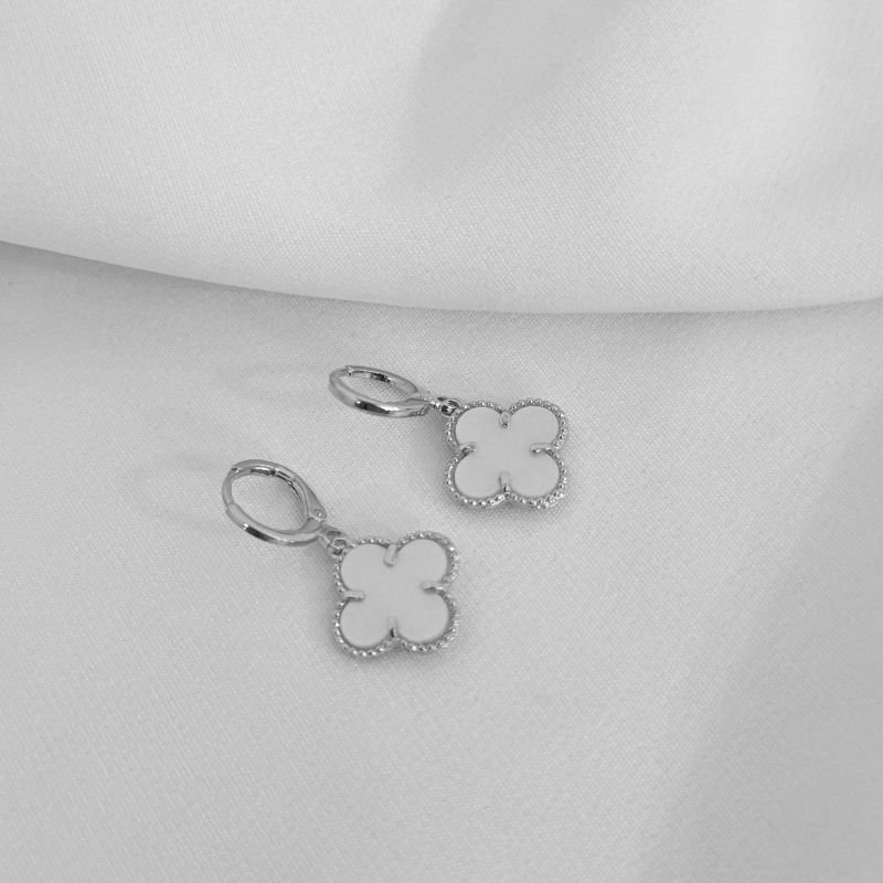 BRINCO ARTICULADO TREVO EM RÓDIO BRANCO