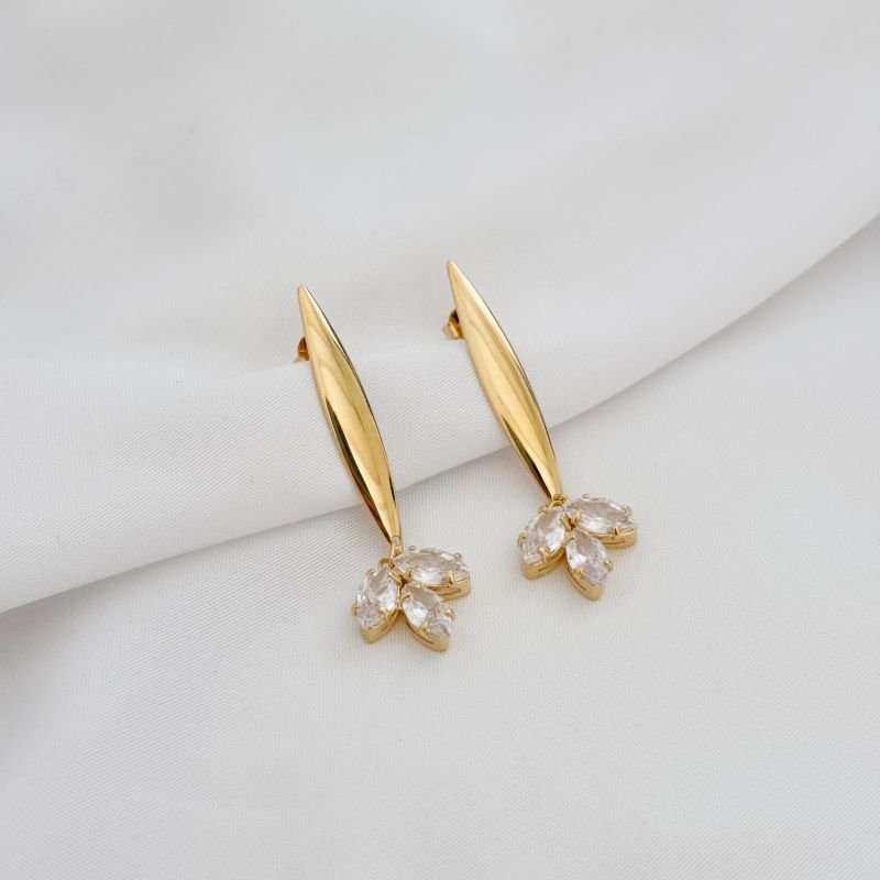 BRINCO BASE NAVETE LISA COM 3 NAVETES PENDURADAS EM OURO 18K