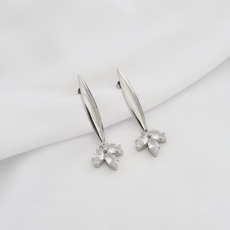 BRINCO BASE NAVETE LISA COM 3 NAVETES PENDURADAS EM RÓDIO BRANCO