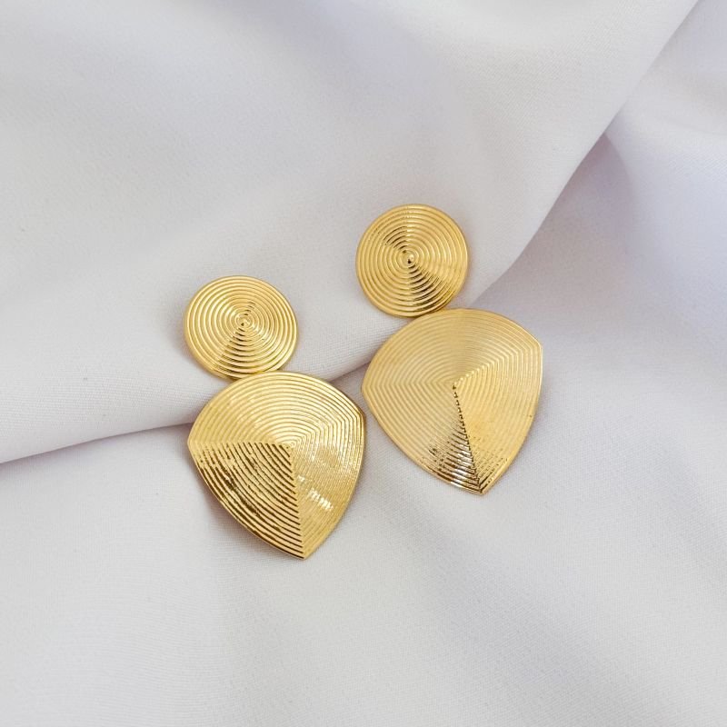 BRINCO BASE REDONDA COM TRIANGULO GEOMETRICO EM OURO 18K
