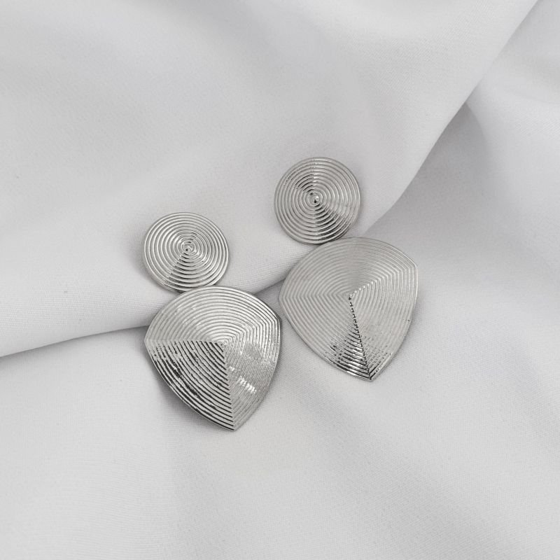 BRINCO BASE REDONDA COM TRIANGULO GEOMETRICO EM RÓDIO BRANCO
