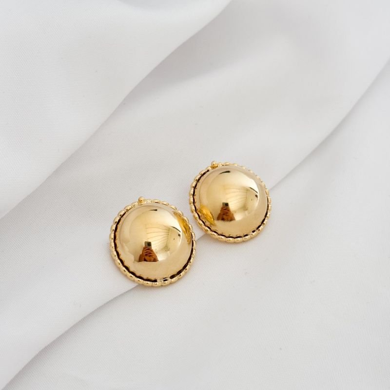 BRINCO BOTAO COM BORDA DE BOLINHA EM OURO 18K